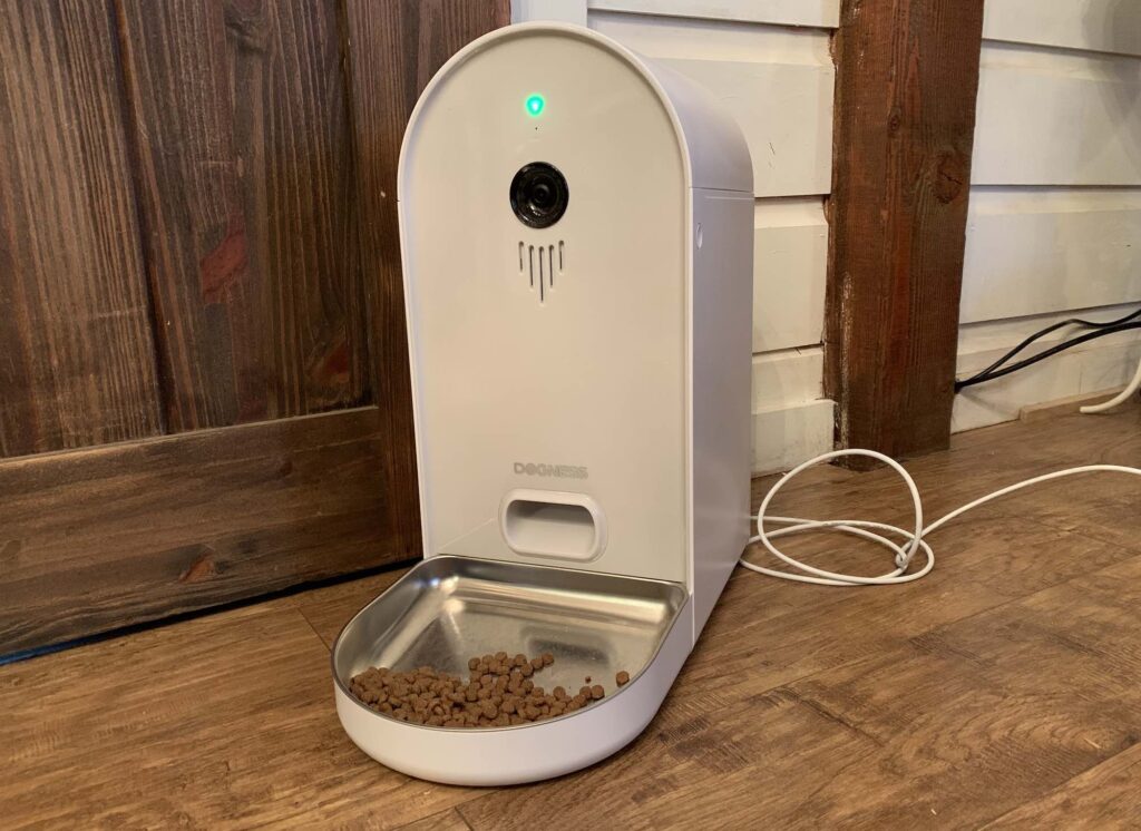 DOGNESS Wi-Fi Pet Feeder with 165° Camera