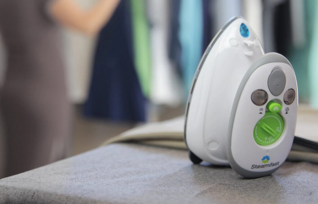 Steamfast SF-717 Mini Steam Iron