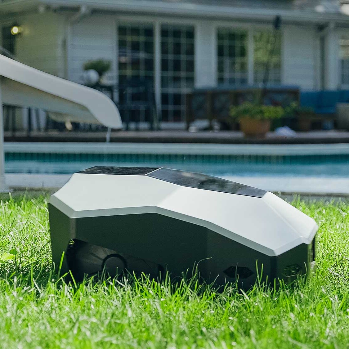 Smart robotic lawn-edge trimmer